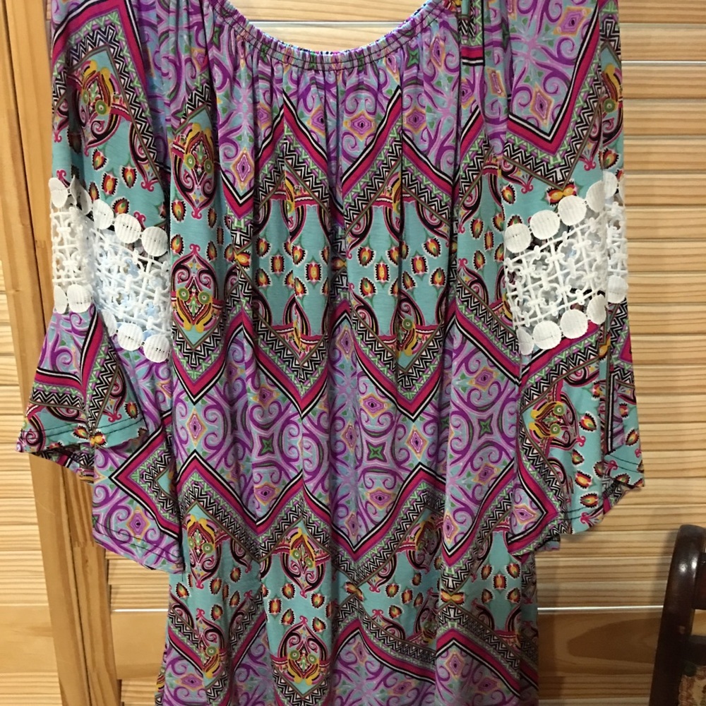 Beautiful pinwheel sleeve Tunic.